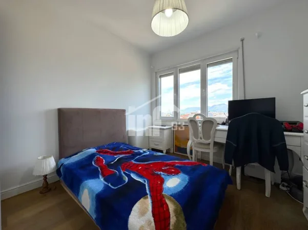Tirane, shitet apartament 4+1 Kati 5, 200 m² (PËRBALLË LIQENIT ARTIFICIAL, PRANË KOPËSHTIT ZOOLOGJIK)