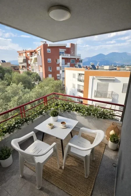 Tirane, jepet me qera apartament 3+1 Kati 5, 700 € (Liqeni i Thatë)