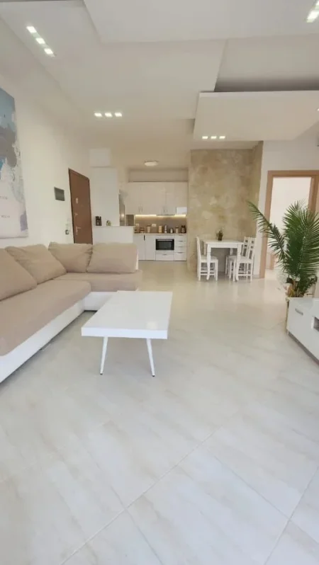 Tirane, jepet me qera apartament 3+1 Kati 5, 700 € (Liqeni i Thatë)