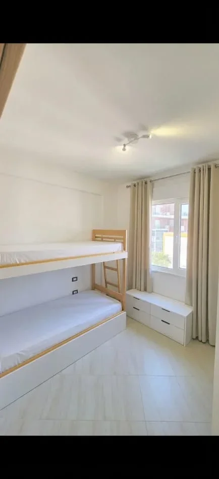 Tirane, jepet me qera apartament 3+1 Kati 5, 700 € (Liqeni i Thatë)