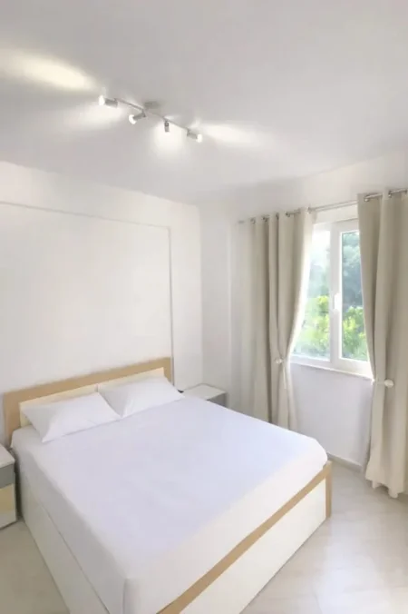 Tirane, jepet me qera apartament 3+1 Kati 5, 700 € (Liqeni i Thatë)