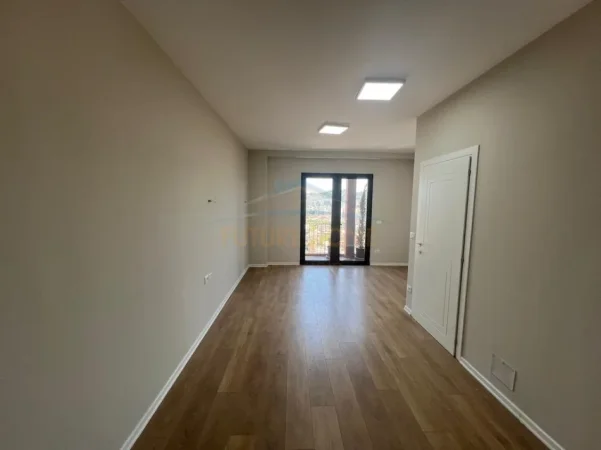 Tirane, jepet me qera ambjent biznesi , 160 m² 2.500 € (Rruga e Kavajes)