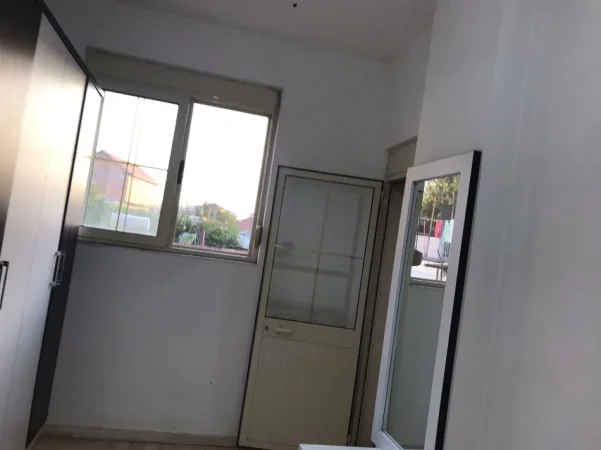 Tirane, jepet me qera shtepi 1+1+Ballkon Kati 0, 54 m² 300 € (ne rrugen Pandi Stillu Tirane.)