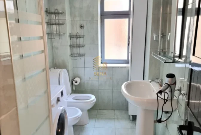 Tirane, jepet me qera apartament 2+1+Ballkon Kati 1, 90 m² 480 € (Ali Demi)