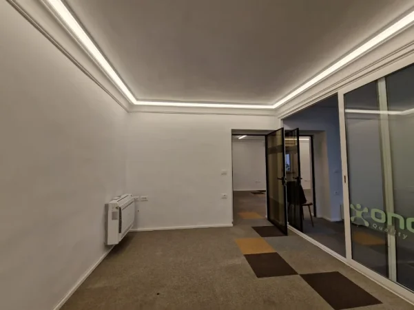 Tirane, jepet me qera zyre Kati 2, 130 m² 1.350 € (RRUGA E DURRESIT)