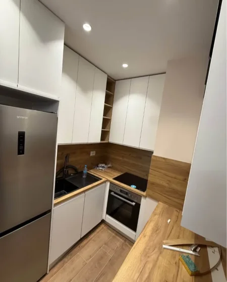 Tirane, jepet me qera apartament 1+1+Ballkon Kati 8, 650 m² 650 € (Zog i Zi)