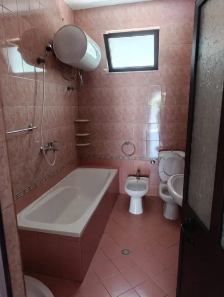 Tirane, jepet me qera apartament 2+1 Kati 1, 90 m² 450 € (Rruga Njazi Meka)