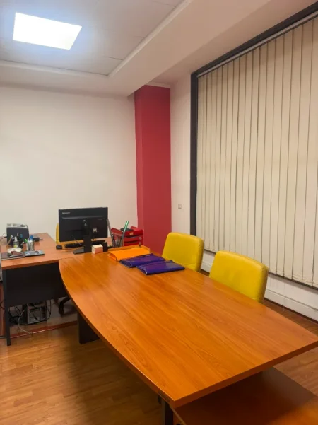 Tirane, jepet me qera zyre Kati 2, 60 m² 1.200 € (RRUGA E ELBASANIT)