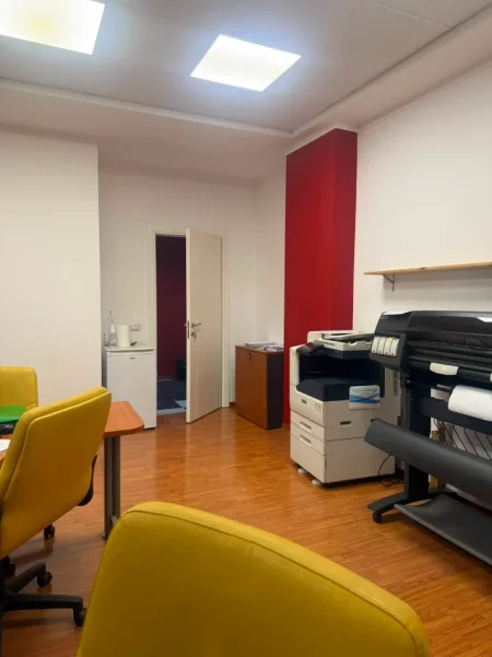 Tirane, jepet me qera zyre Kati 2, 60 m² 1.200 € (RRUGA E ELBASANIT)