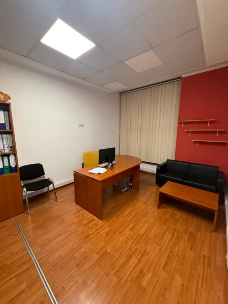 Tirane, jepet me qera zyre Kati 2, 60 m² 1.200 € (RRUGA E ELBASANIT)