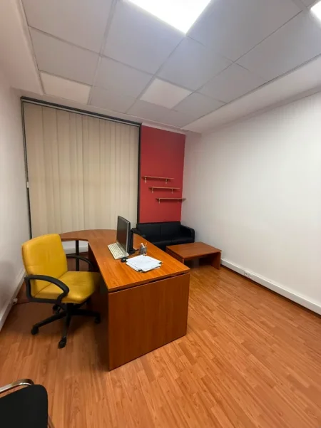 Tirane, jepet me qera zyre Kati 2, 60 m² 1.200 € (RRUGA E ELBASANIT)