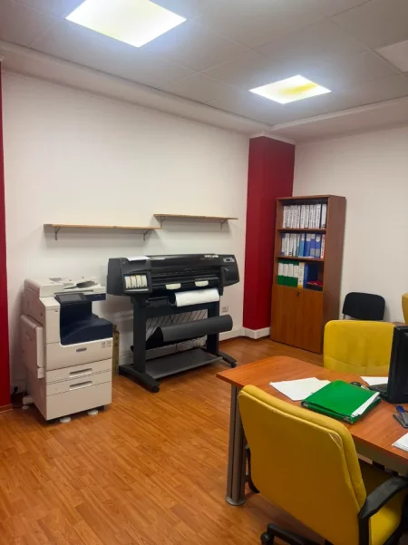 Tirane, jepet me qera zyre Kati 2, 60 m² 1.200 € (RRUGA E ELBASANIT)