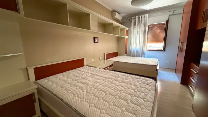 Tirane, jepet me qera apartament 1+1+Aneks+Ballkon Kati 3, 650 € (komuna e parisit)