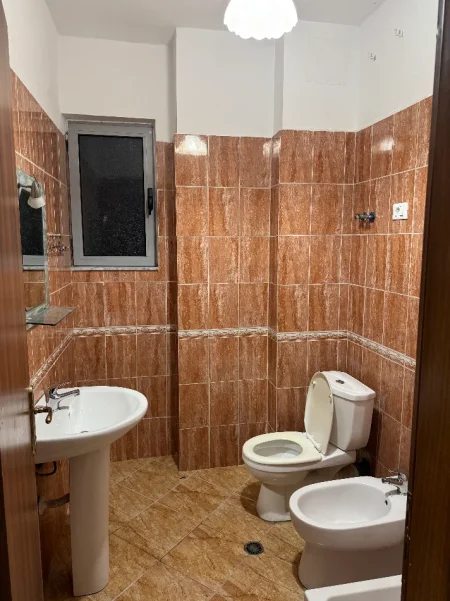 Tirane, jepet me qera apartament 3+1+Ballkon Kati 3, 115 m² 520 € (Rruga aleksandri i madh)