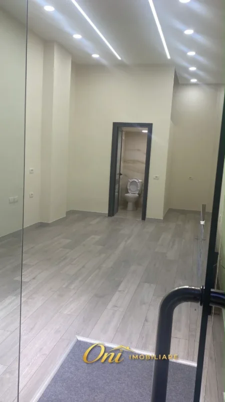 Tirane, shitet dyqan Kati 0, 36 m² 110.000 € (5 MAJI, CONCORD CENTER)