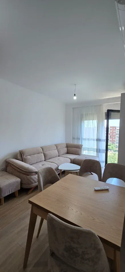 Tirane, jepet me qera apartament 2+1+Aneks+Ballkon , 750 € (rruga don bosko)