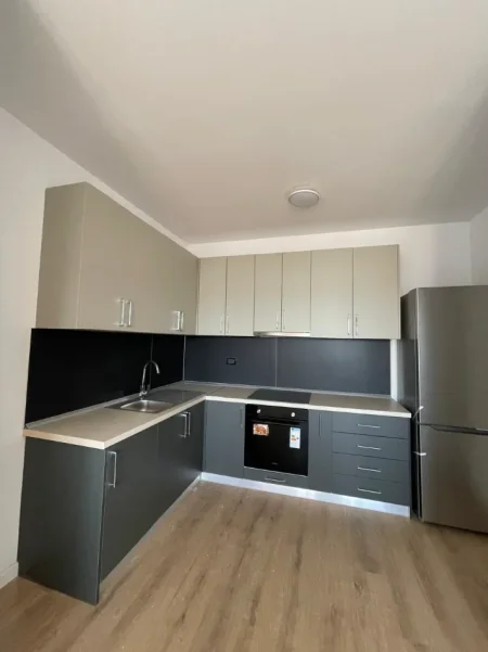 Tirane, jepet me qera apartament 2+1+Ballkon Kati 7, 120 m², Rruga e Kavajes, prane Globe, 65.000 Leke/muaj