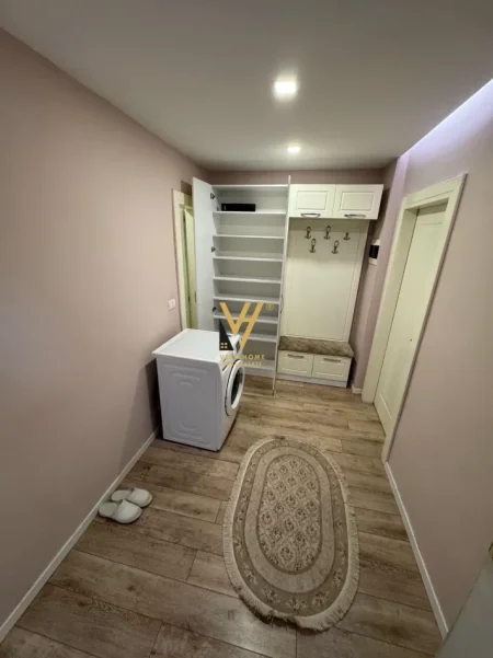 Tirane, jepet me qera apartament 1+1+Ballkon Kati 4, 64 m² 620 € (21 DHJETORI)