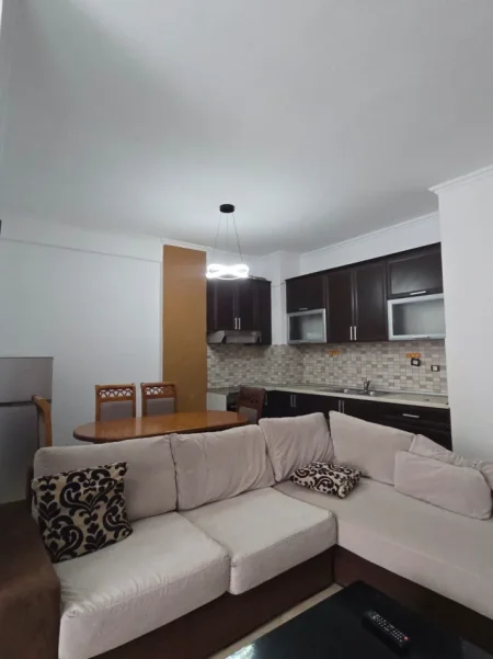 Tirane, jepet me qera apartament 2+1 Kati 8, 90 m² 450 € (YZBERISHT)