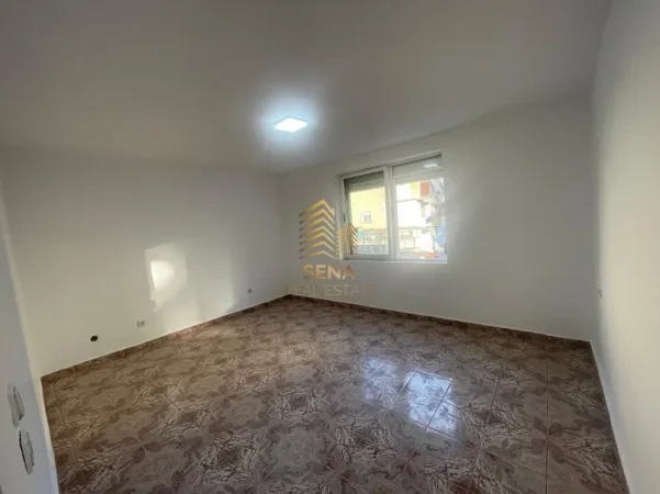 Tirane, jepet me qera apartament 2+1+Ballkon Kati 3, 100 m² 500 € (Ish Restorant Durresi)