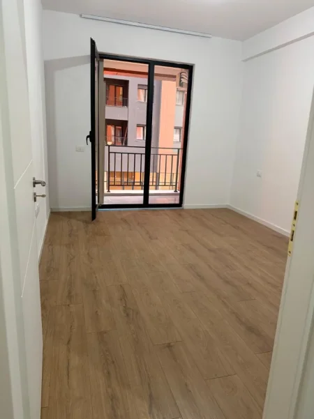 Tirane, jepet me qera apartament 1+1+Aneks+Ballkon Kati 1, 400 € (astir)