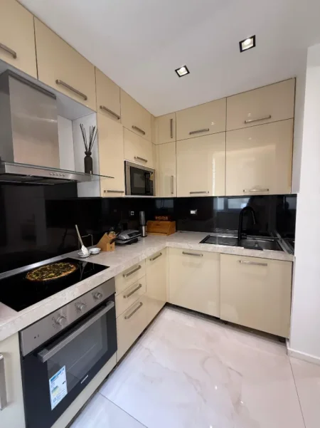 Tirane, jepet me qera apartament 2+1 , (Qender)