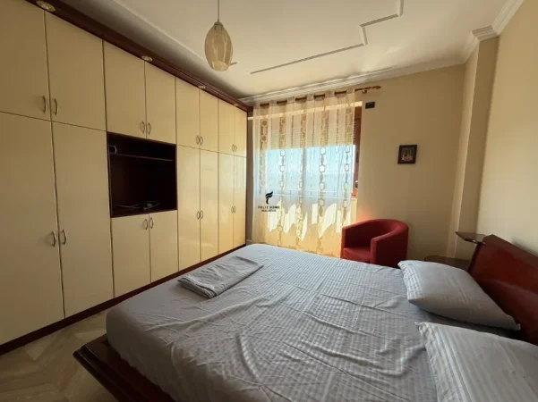 Tirane, jepet me qera apartament 4+1 Kati 8, 150 m² 1.300 € (ISH EKSPOZITA)