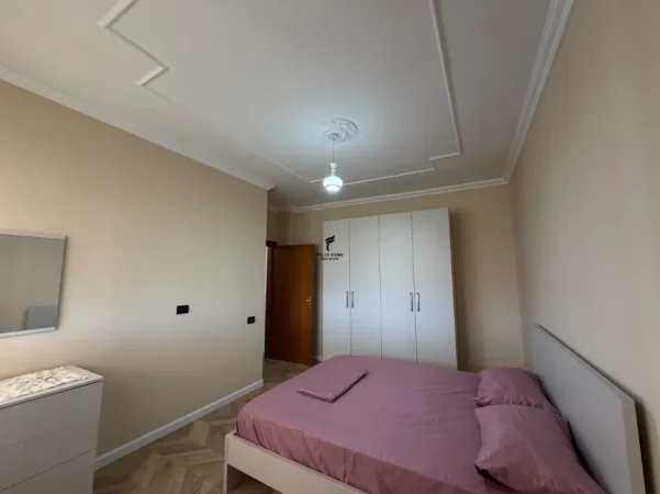 Tirane, jepet me qera apartament 4+1 Kati 8, 150 m² 1.300 € (ISH EKSPOZITA)