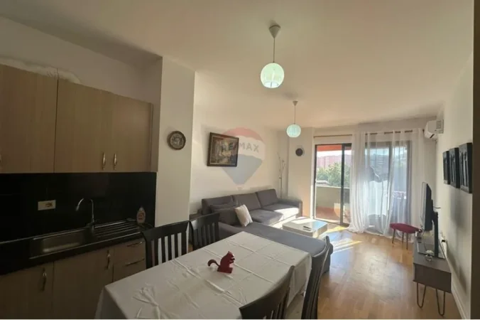 Tirane, jepet me qera apartament 2+1+Ballkon Kati 4, 600 € (Bulevardi Migjeni)