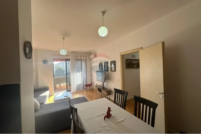 Tirane, jepet me qera apartament 2+1+Ballkon Kati 4, 600 € (Bulevardi Migjeni)