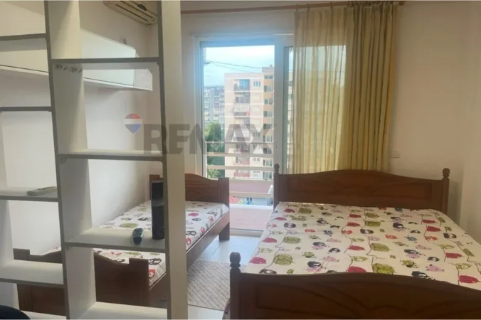 Tirane, jepet me qera apartament 2+1+Ballkon Kati 4, 600 € (Bulevardi Migjeni)