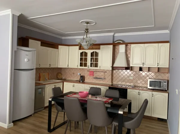Tirane, jepet me qera apartament 2+1 , 120 m² 1.000 € 