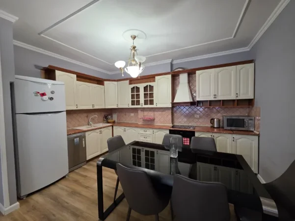Tirane, jepet me qera apartament 2+1 , 120 m² 1.000 € 