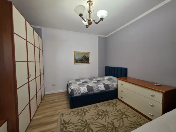 Tirane, jepet me qera apartament 2+1 , 120 m² 1.000 € 