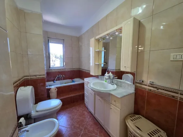 Tirane, jepet me qera apartament 2+1 , 120 m² 1.000 € 