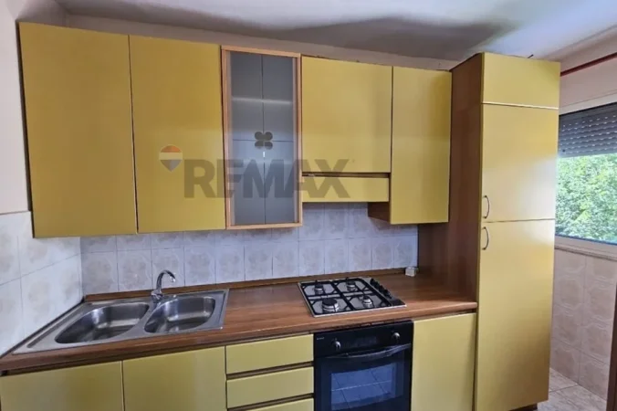 Tirane, shes apartament 2+1+Ballkon Kati 2, 140.000 € (Xhanfize keko)