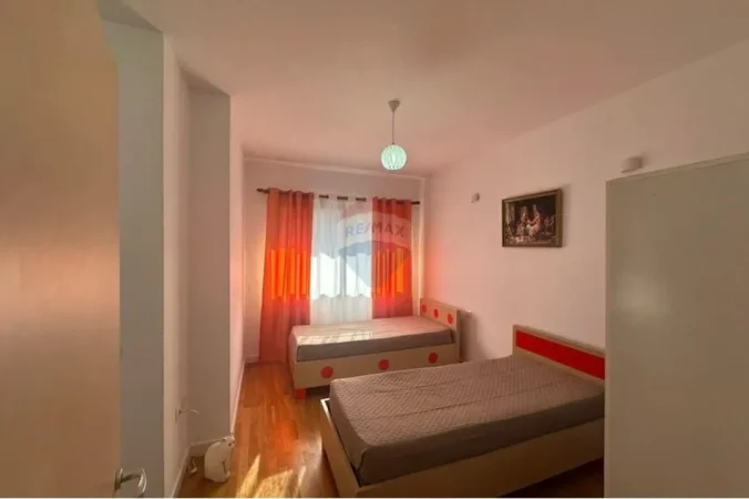 Tirane, shes apartament 2+1+Ballkon Kati 2, 140.000 € (Xhanfize keko)