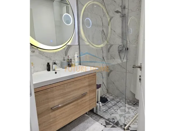 Tirane, jap me qera apartament 1+1 Kati 1, 67 m² 640 € (Kopshti Botanik, Tiranë.)