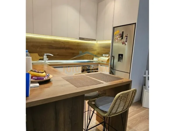 Tirane, jap me qera apartament 1+1 Kati 1, 67 m² 640 € (Kopshti Botanik, Tiranë.)