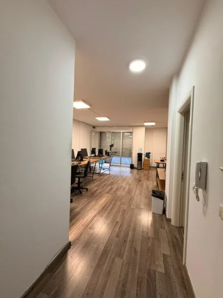 Tirane, jepet me qera zyre Kati 1, 100 m² 1.400 € (STADIUMI DINAMO)