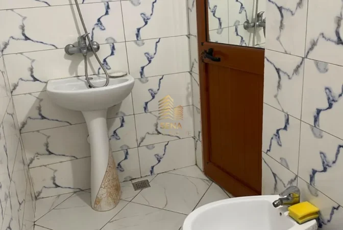Tirane, jepet me qera apartament 1+1 Kati 1, 70 m² 350 € (Laprake)