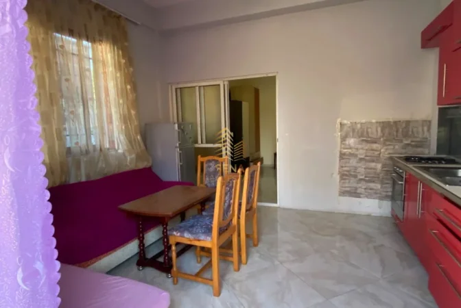 Tirane, jepet me qera apartament 1+1 Kati 1, 70 m² 350 € (Laprake)