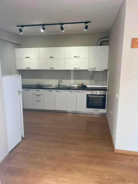 Tirane, jepet me qera apartament 1+1+Ballkon Kati 6, 75 m² 600 € (21 Dhjetori)  KOMPLEKSI MAGNET, 21 DHJETORI