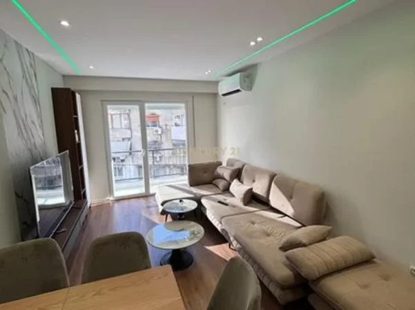 Tirane, jepet me qera apartament 1+1+Ballkon Kati 2, 75 m² 650 € (brryli)
