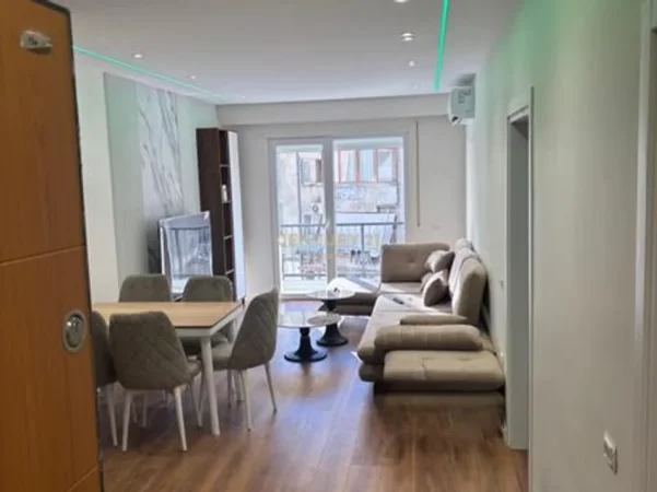 Tirane, jepet me qera apartament 1+1+Ballkon Kati 2, 75 m² 650 € (brryli)