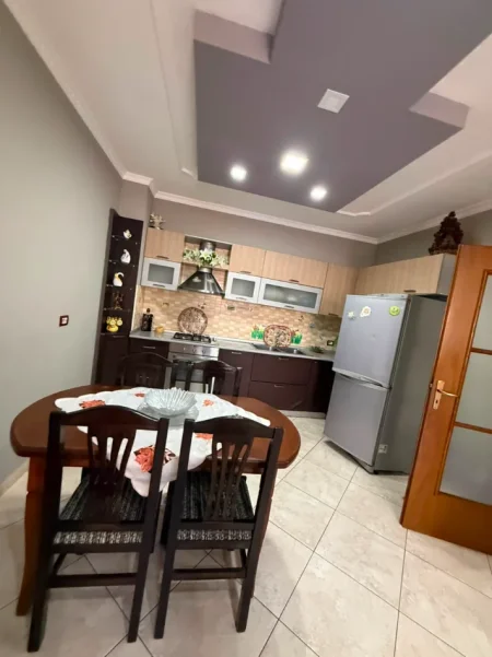 Durres, jepet me qera apartament 2+1 Kati 2, 500 € (Gjykata)