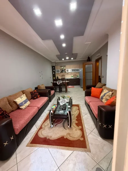 Durres, jepet me qera apartament 2+1 Kati 2, 500 € (Gjykata)