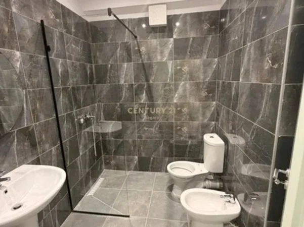 Tirane, jepet me qera apartament 2+1+Ballkon Kati 2, 90 m² 900 € (brryli)