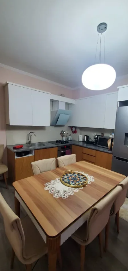 Tirane, jepet me qera apartament 2+1+Aneks+Ballkon Kati 2, 500 € (astir)
