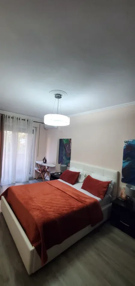 Tirane, jepet me qera apartament 2+1+Aneks+Ballkon Kati 2, 500 € (astir)